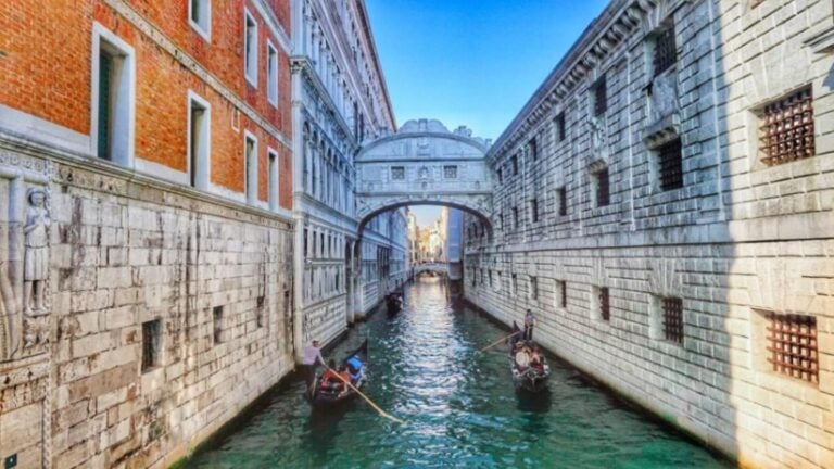 베네치아의 탄식의 다리 아래를 지나는 곤돌라