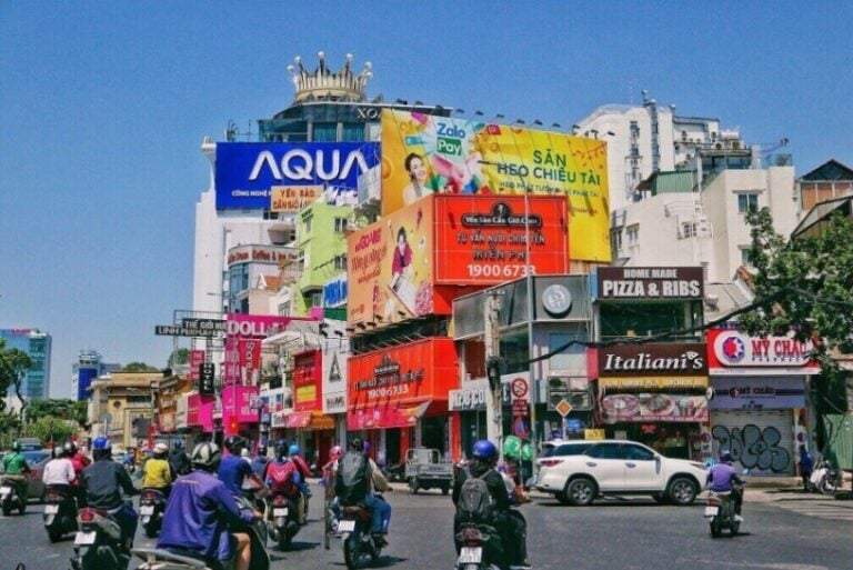 베트남 호치민 거리 풍경, 오토바이와 상업지구의 모습