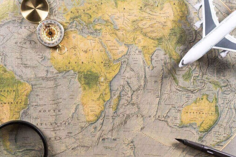 세계지도 위 나침반과 비행기 모델