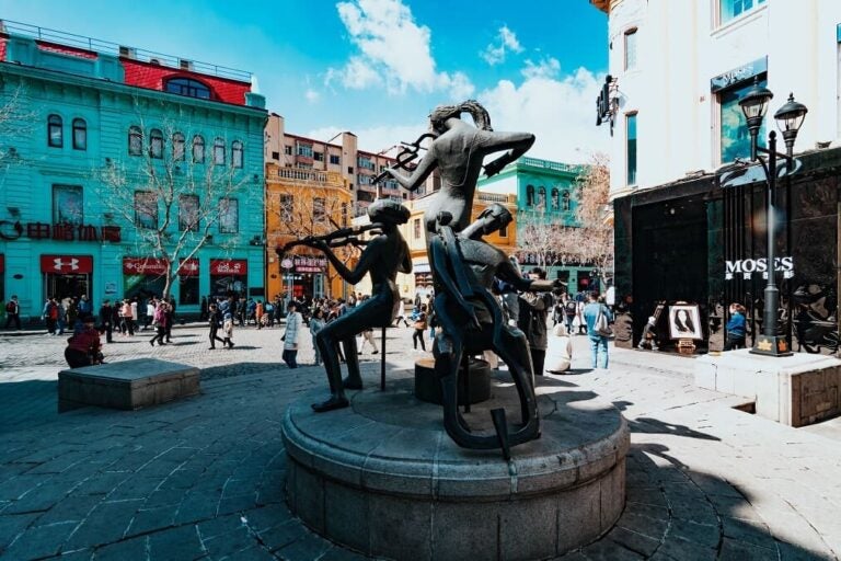 러시아풍 건물과 조각상이 어우러진 하얼빈 중앙대거리