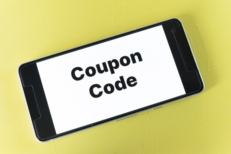 Coupon code라는 글자가 적혀있는 스마트폰