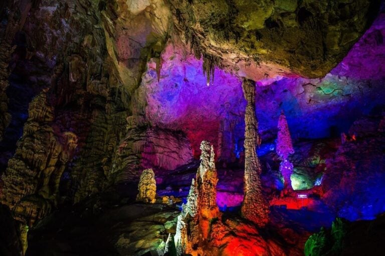 색색의 조명이 비치는 동굴 속 석회암 지형