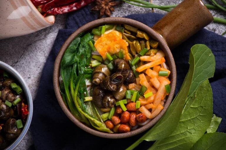 다양한 야채와 달팽이가 올라간 구이린식 쌀국수
