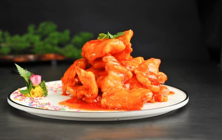 접시에 담긴 바삭하게 튀긴 꿔바로우