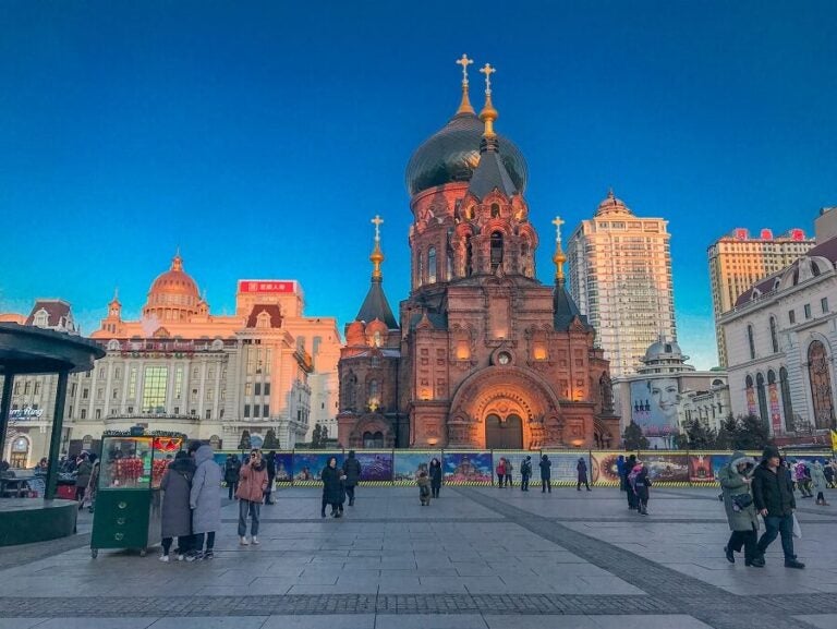 하얼빈 도심의 성 소피아 성당과 주변 광장을 거니는 사람들
