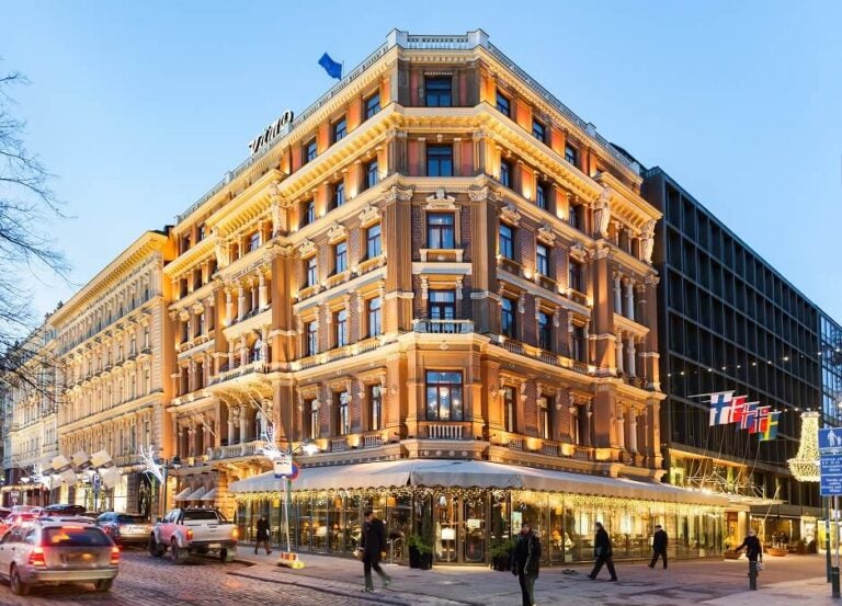 클래식한 외관의 헬싱키 호텔 Kämp 전경