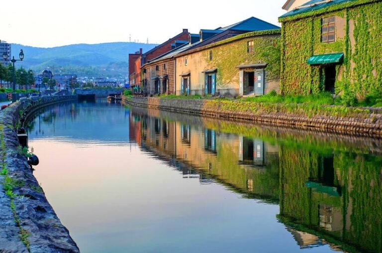 홋카이도 오타루 운하와 반사된 전경