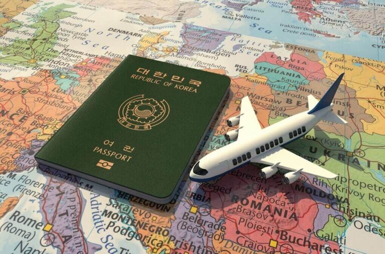 유럽 지도 위에 놓인 대한민국 여권과 비행기 모형