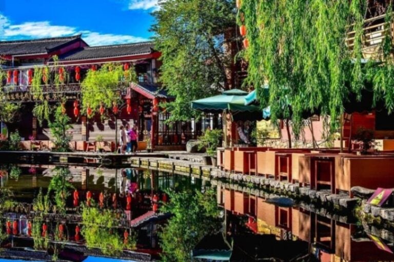 운남성 리장의 고풍스러운 거리와 건물들