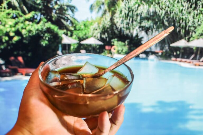 리조트 수영장 앞에서 즐기는 몰디브 전통 디저트