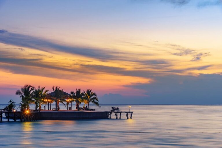 몰디브 리조트 앞 바다의 노을 풍경