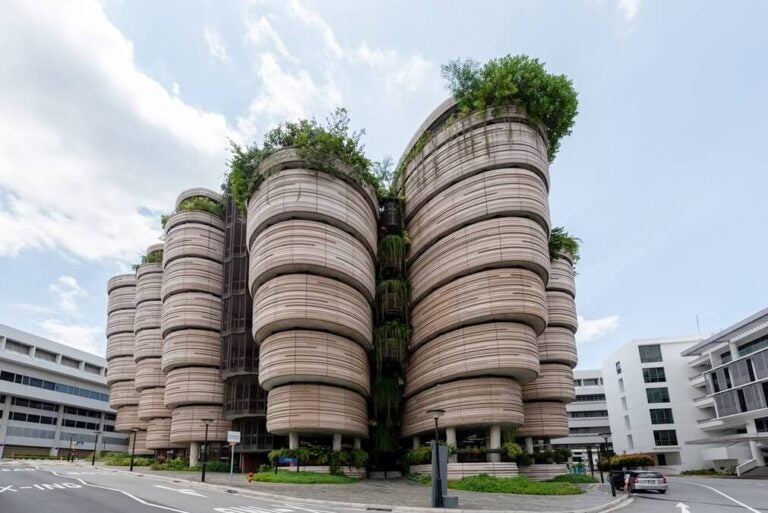 초록 식물이 가득한 난양공과대학교 건물