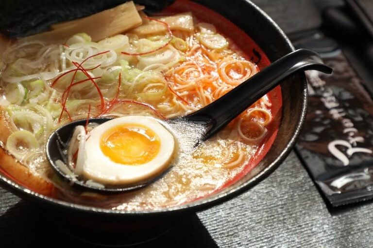 반숙 계란이 올려진 따뜻한 일본 라멘 한 그릇