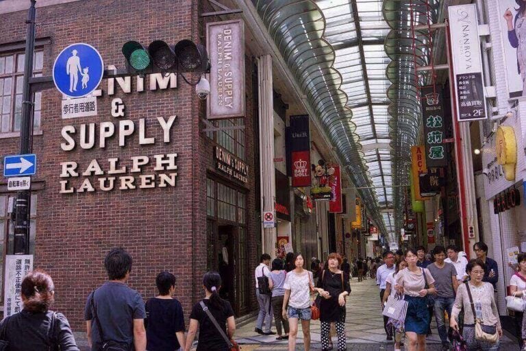 쇼핑객들로 북적이는 오사카의 상점가 아케이드 거리