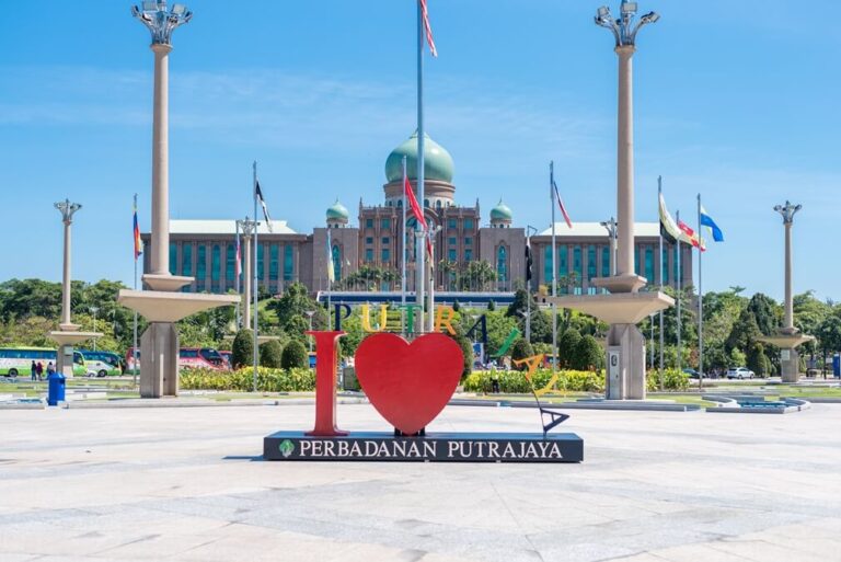 푸트라자야 정부청사와 I LOVE PUTRAJAYA 조형물