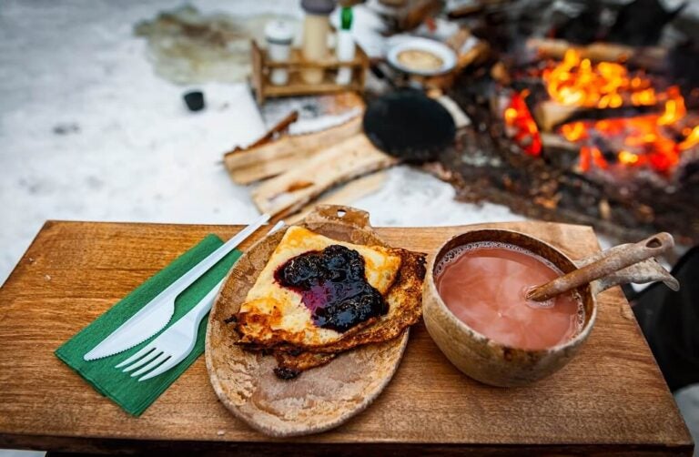 눈 덮인 야외에서 즐기는 사미족 전통 음식과 음료