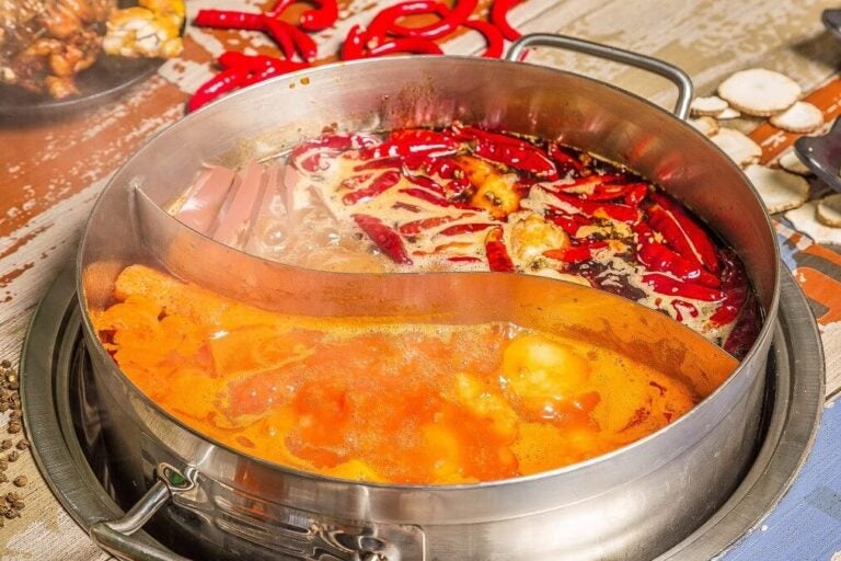 매운 국물과 순한 국물이 나뉜 훠궈 냄비