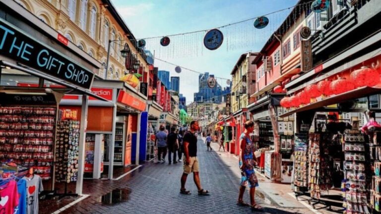 싱가포르 차이나타운의 기념품 가게와 거리