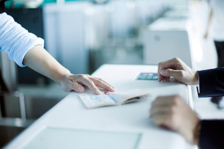 여권을 제시하며 입국 심사를 받는 모습