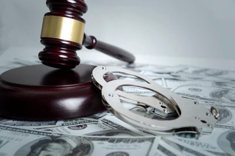 판사 망치와 수갑, 벌금과 법률을 상징하는 지폐