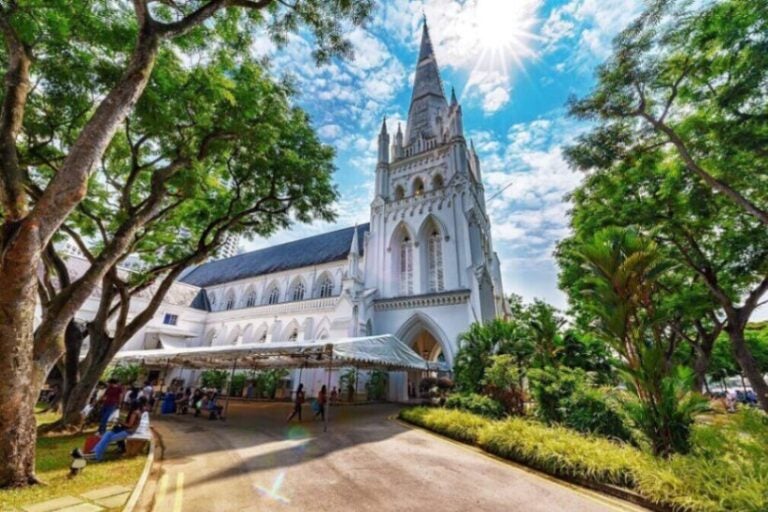 햇살 아래 반짝이는 세인트 앤드류스 대성당