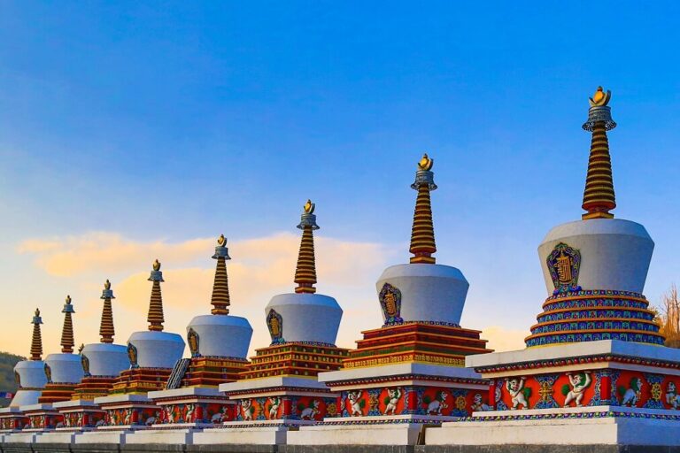 일렬로 늘어선 타얼사의 화려한 탑들