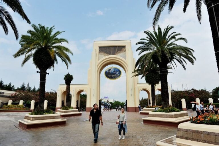 유니버설 스튜디오 재팬 입구 아치와 야자수