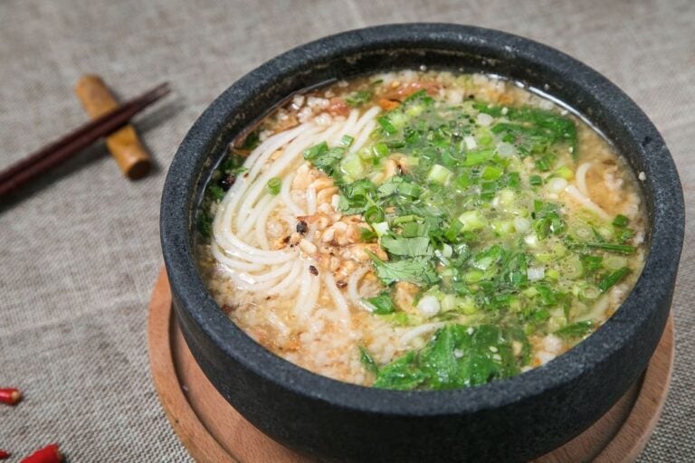 고명이 풍성하게 올려진 따뜻한 미시엔 국수 한 그릇