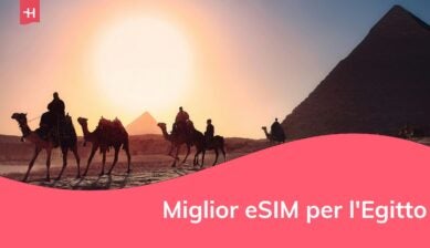 Cammelli che passeggiano ai piedi di una piramide egiziana al tramonto.