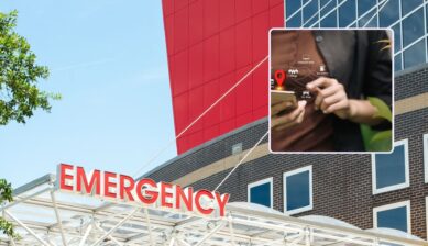 맑은 하늘 아래 병원 건물 입구에 붉은색 EMERGENCY 간판이 걸려 있고, 사각 프레임 안에는 위치 핀이 뜬 스마트폰 지도를 손가락으로 검색하는 모습이 담긴 이미지
