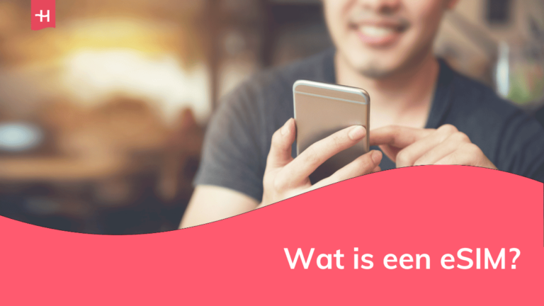 Foto van een glimlachende man die en smartphone vasthoudt als uitgelichte afbeelding voor een pagina waarin wordt uitgelegd wat een eSIM is