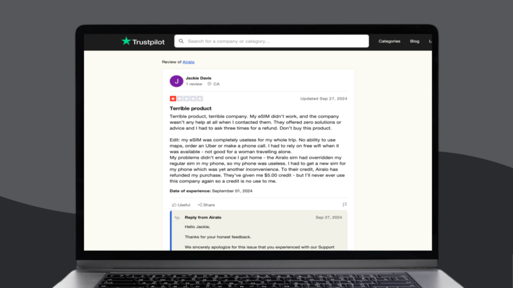 Screenshot van Airalo eSIM recensie op Trustpilot, waarin gebruiker vermeld dat hij Airmoney aangeboden kreeg i.p.v. een terugbetaling