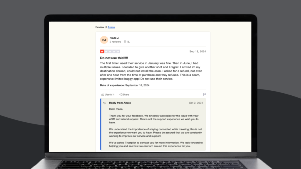 Screenshot van een Airalo review op Tripadvisor waarin een gebruiker aanhaalt dat de app hapert en onbetrouwbaar is