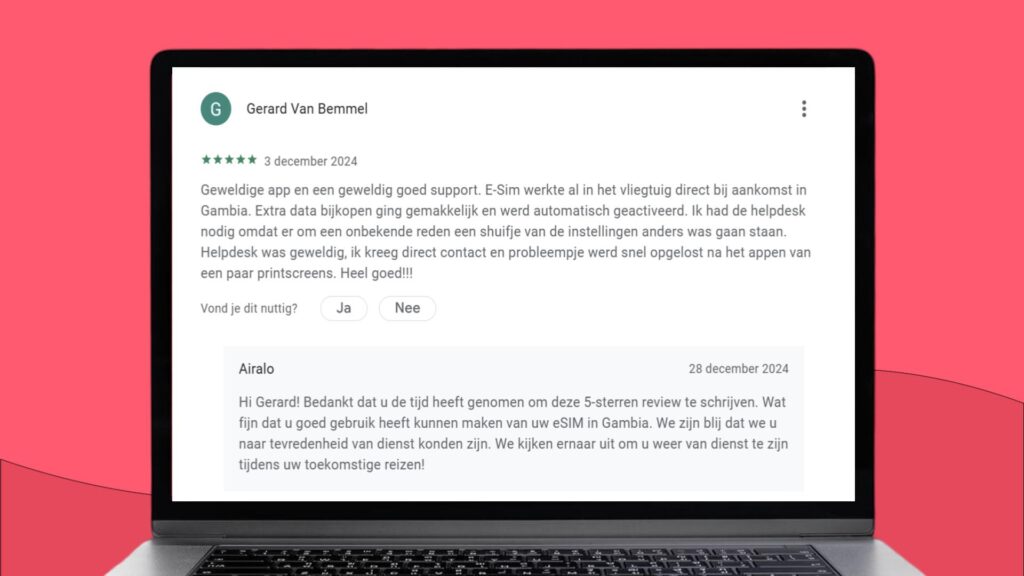 Laptopscherm met daarop een screenshot van een positieve recensie over Airalo op Google Play