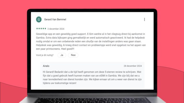 Laptopscherm met daarop een screenshot van een positieve recensie over Airalo op Google Play