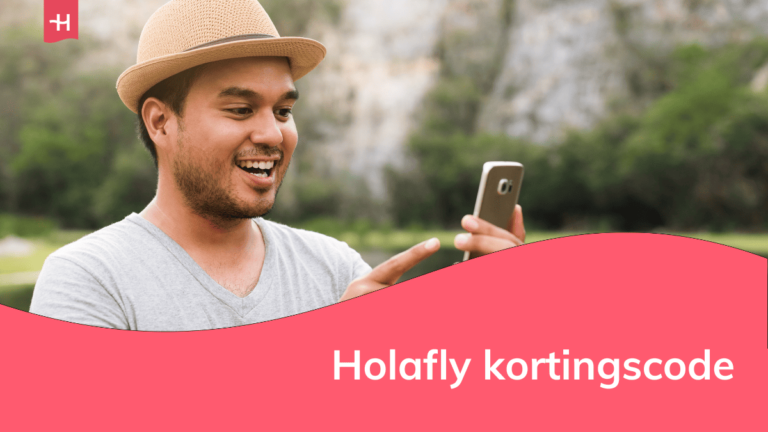 Foto van een man met een strooien hoedje op die een smartphone vasthoudt als uitgelichte afbeelding voor een pagina over de Holafly kortingscode