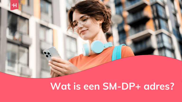 Foto van een vrouw die op haar smartphone kijkt als uitgelichte afbeelding voor een pagina over "Wat is een SM-DP+ adres?"