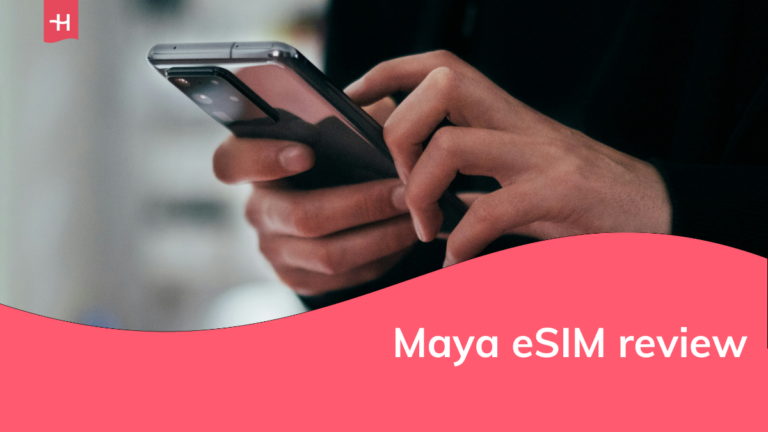 Afbeelding van een man die een mobiele telefoon vasthoudt als uitgelichte afbeelding voor een Maya eSIM review