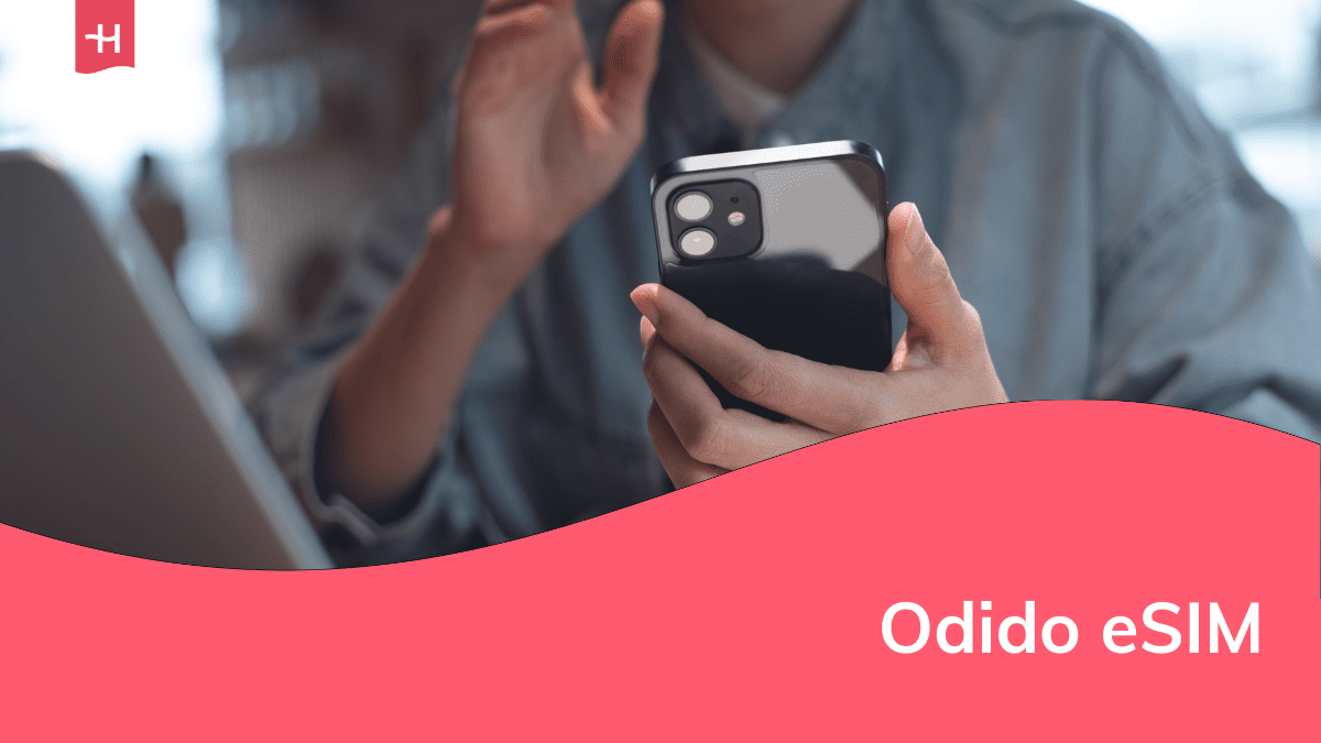 Foto van een persoon die een smartphone vasthoudt als uitgelichte afbeelding voor een artikel over de Odido eSIM
