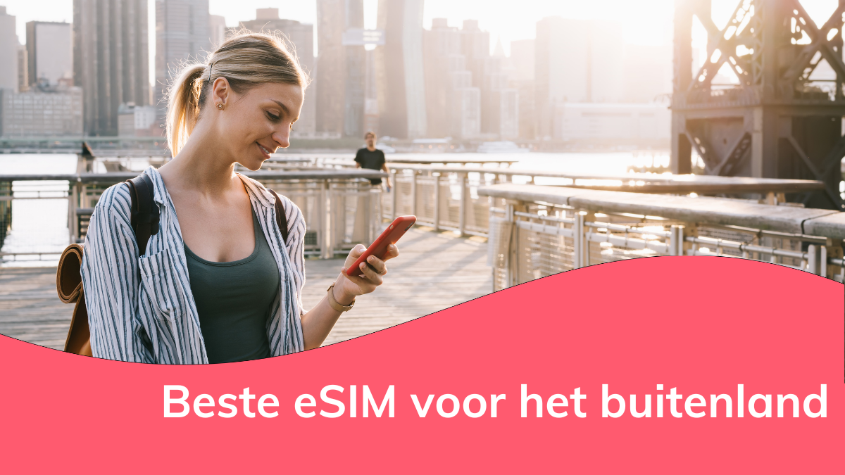 Vrouw met smartphone in de hand in New York als uitgelichte afbeelding voor een pagina over de beste eSIM voor het buitenland