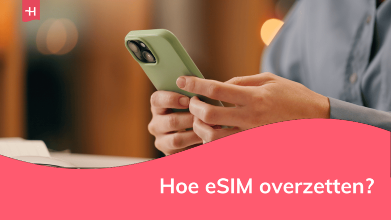 Foto van een man die een telefoon vasthoudt als uitgelichte afbeelding voor een artikel over hoe eSIM overzetten naar een nieuwe telefoon