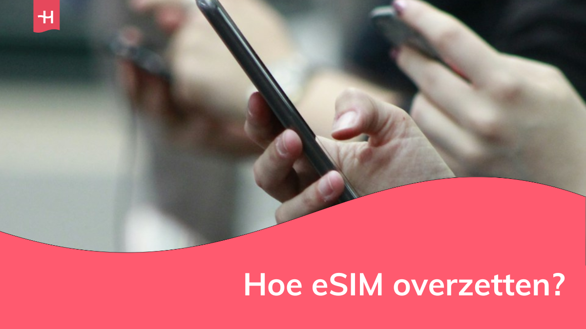 Foto van iemand die een smartphone vasthoudt als uitgelichte afbeelding voor een pagina over "hoe eSIM overzetten"