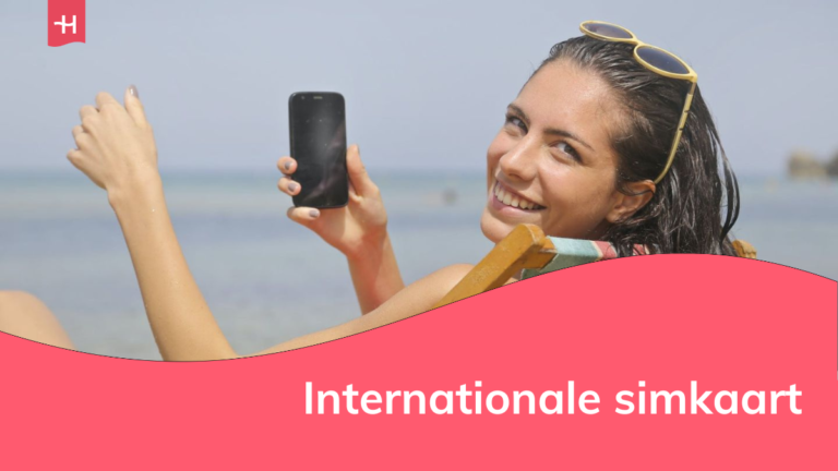 Foto van een vrouw die een smartphone vasthoudt als uitgelichte afbeelding voor een artikel over internationale simkaart