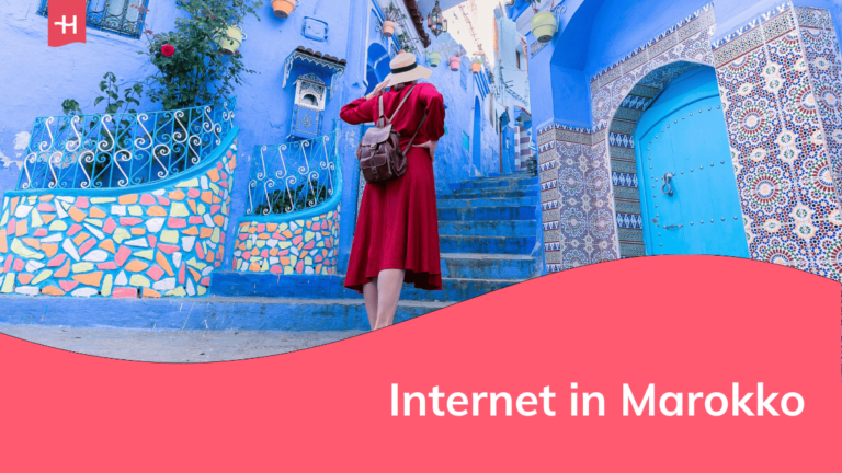 Foto van een vrouw in de blauwe stad Chefchaouen als uitgelichte afbeelding voor een artikel over internet in Marokko