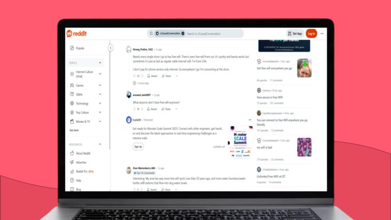 Laptopscherm met een screenshot waarop een Amerikaanse gebruiker van Reddit aangeeft dat hij of zij geniet van gratis wifi bij elke winkel die hij of zij bezoekt