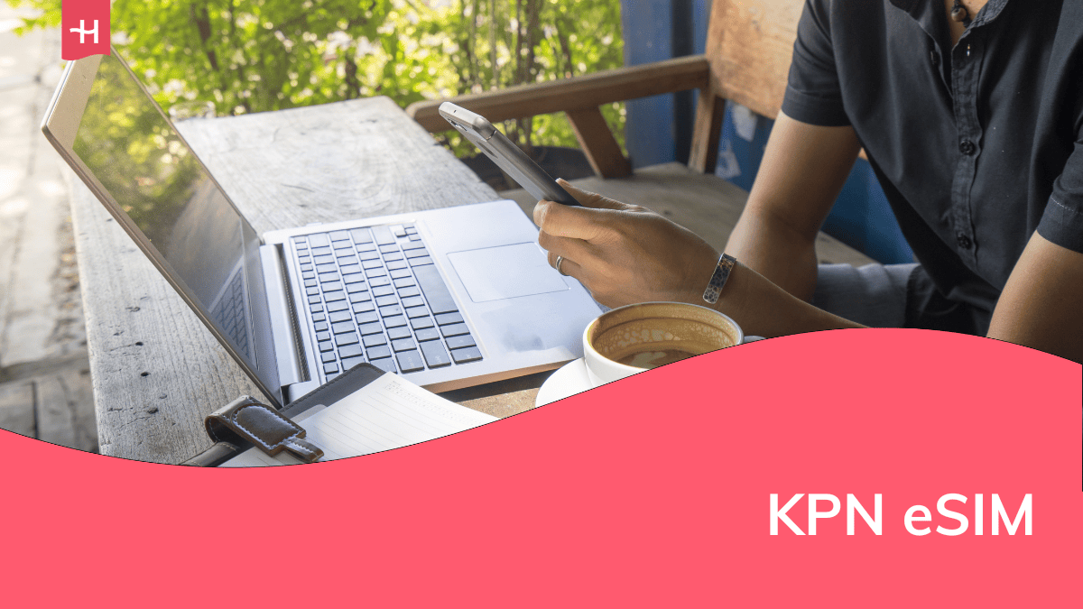 Foto van een man die een smartphone vasthoudt met een laptop op de achtergrond als uitgelichte afbeelding voor een pagina over de KPN eSIM