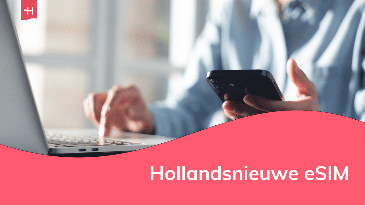 Foto van een persoon die een smartphone vasthoudt en typt op een laptop als uitgelichte afbeelding voor een pagina over de Hollandsnieuwe eSIM
