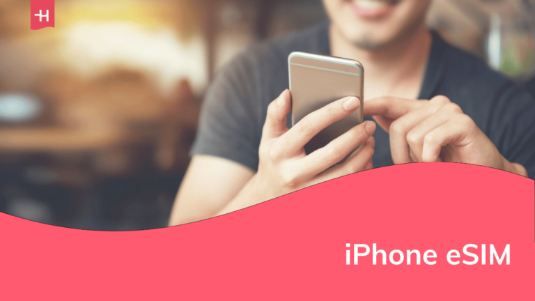 Man die een iPhone vasthoudt als uitgelichte afbeelding voor een artikel over eSIM voor iPhone