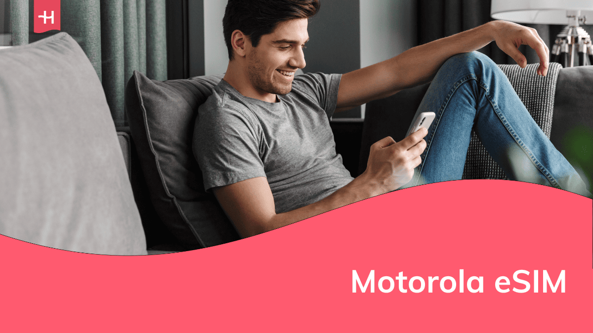 Foto van een glimlachende man op de bank met een smartphone in de hand als uitgelichte afbeelding voor een pagina over de Motorola eSIM