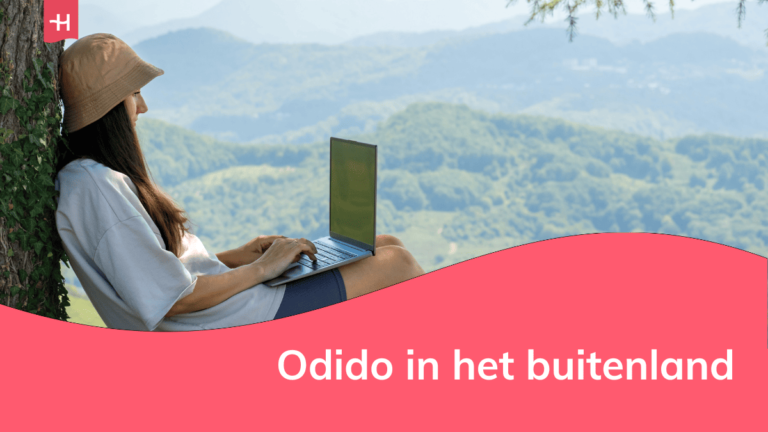 Foto van een jonge vrouw die werkt op haar laptop met beboste bergen op de achtergrond als uitgelichte afbeelding voor een pagina over Odido in het buitenland